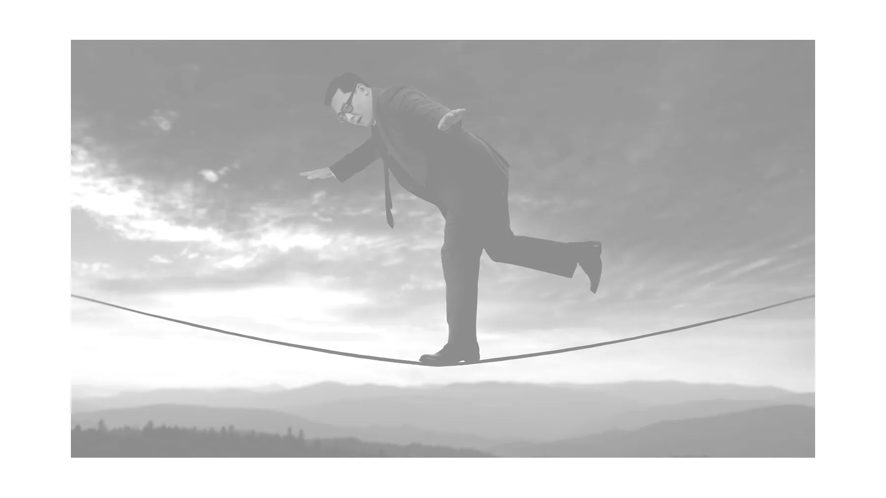 Silhouet van een man die balanceert op een koord hoog tegen de lucht, als beeld voor werken zonder vangnet